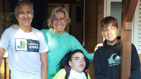 De izquierda a derecha: Vctor y Mara junto a sus hijos Ibn y Vctor