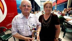 Juan Morenza, con su mujer, fue premiado ayer por ser el participante m�s longevo de la fiesta.