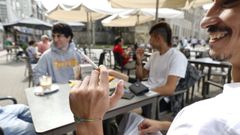 Imagen de archivo de unos j�venes fumando en una terraza en Galicia