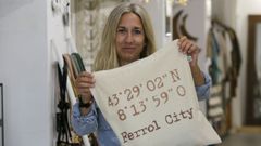 Pepa Ayguavives con la 'tote bag' de Ferrol City, de Sevvenmusas