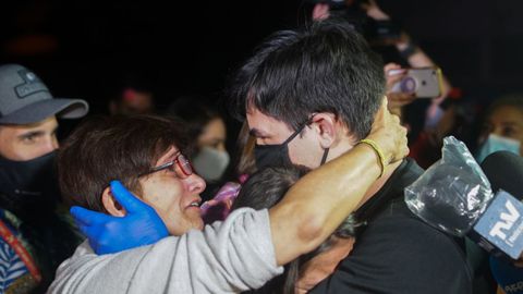 Daniel Hernandez es abrazado por un familiar tras salir de la prisión de Helicoide.