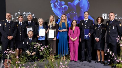 Manuela Lpez Besteiro,Teresa Portela y los agentes de la Polica Nacional durante la gala, posando junto a la conselleira de Poltica Social e Igualdade, Fabiola Martnez, y la alcaldesa de A Corua, Ins Rey.