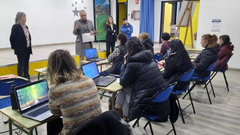 La directora del Sepepa, Bego�a L�pez, y el alcalde de Teverga, Adri�n Gayo, con las monitorias y el responsable de la empresa formadora en el inicio del curso.