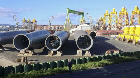 Monopilotes y «jackets» de eólica marina en Navantia Fene