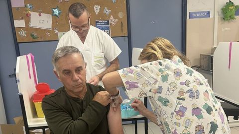 Vacunaci�n contra la gripe en el Hospital Arquitecto Marcide de Ferrol, en una imagen de archivo