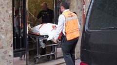 Momento del levantamiento de los cad�veres en el piso de la pareja del presunto autor del crimen