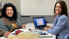 Beatriz Carb�n (derecha) es la art�fice de la feria internacional, de la mano de Lola Logaro y el Concello