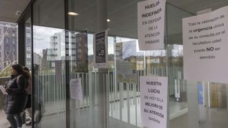 Carteles avisando del paro de m�dicos en el centro de salud de O Milladoiro, en Santiago.