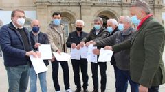 Los diputados del PP delante de la Diputacion de Lugo