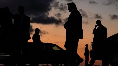 El presidente de Estados Unidos, Donald Trump, camina a su llegada al Aeropuerto Internacional de Palm Beach en West Palm Beach, Florida.