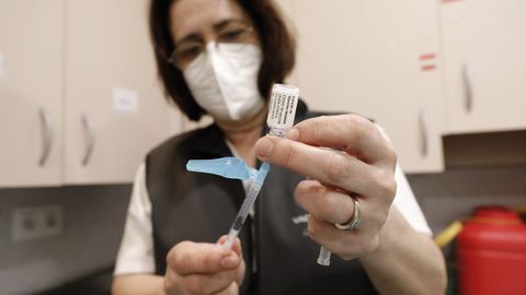 Una enfermera prepara una dosis de la vacuna de Janssen en el Hospital P�blico da Mari�a