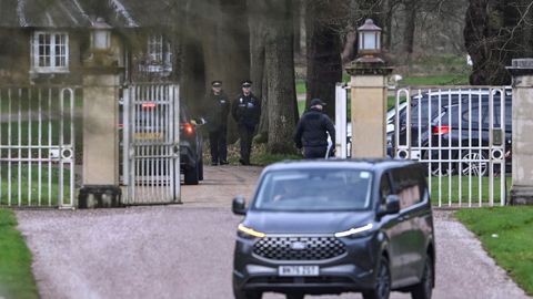 Agentes de polic�a, este viernes en Royal Lodge, la que fue durante d�cadas casa del expr�ncipe Andr�s