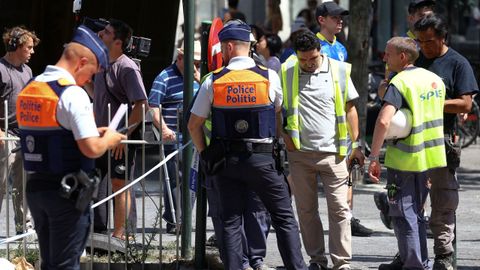 Agentes de polic&iacute;a se re&uacute;nen tras un incendio en el edificio Oxy Brussels, en Bruselas (B&eacute;lgica).