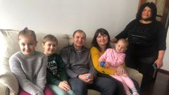 Una caboverdiana acoge en Arteixo a una familia de cinco ucranianos