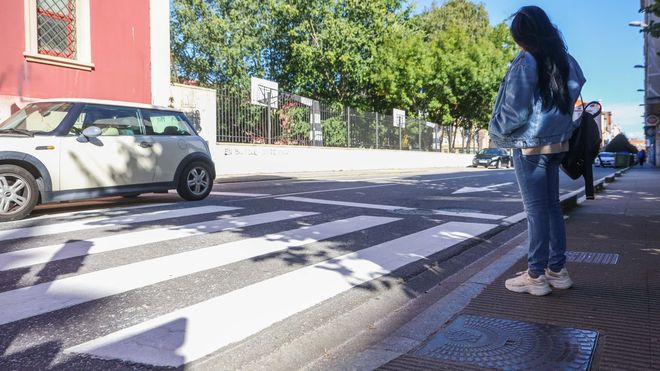 La calle Cuntis, a la altura del IES Concepci�n Arenal, este lunes reci�n pintada.