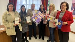 La subdelegada del Gobierno, el alcalde y el personal del CIM de Quiroga, con el material de la campa�a contra la violencia machista