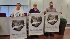 Jos� Mar�a Rodr�guez, presidente del cineclub; el concejal Lalo Santos y el director Miguel Ria�o, con el cartel