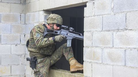 Carlos Arvalo, en pleno ejercicio en el polgono de combate urbano La Torina, que recrea un entorno donde se pueden desarrollar operaciones, con edificios que simulan crceles, comercios, comisara, oficinas...