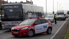 Vista de un control de la Polic�a Local de Gij�n a la entrada de esta ciudad que se encuentra con cierre perimetral