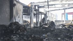 En la nave de Ambigal 360, solo quedan ruinas, ceniza y humo.