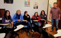 Trabajadoras y representantes de Comisiones en la sede de la central.