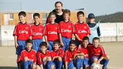Con Angeli�o. El nuevo jugador del D�por, abajo a la derecha, en una imagen tomada hace casi veinte a�os, en octubre del 2006, con sus compa�eros y Emilio Aguiar de entrenador, un t�cnico imprescindible en la historia de las Escolas. Este grupo logr� ese a�o varios t�tulos