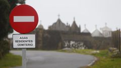 La se�al colocada cerca del cementerio de Corrubedo ha despertado todo tipo de comentarios jocosos