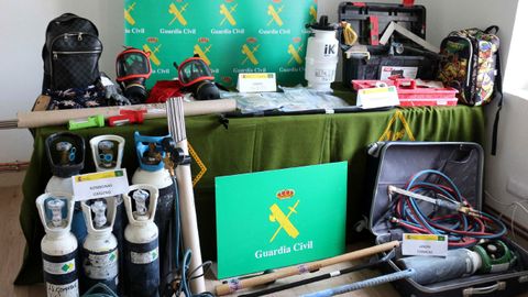 Material incautado por la Guardia Civil a los seis detenidos por el butr�n en una joyer�a gijonesa