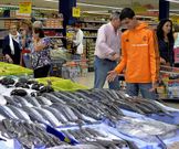 Diego Mart�nez, un joven cliente, ante la exposici�n de pescados.