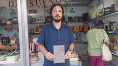 Jose Gonz�lez cun exemplar do seu poemario diante dun dos postos da Feira do Libro de Monforte