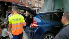 Un veh�culo acaba empotrado en una peluquer�a canina, en Gij�n, consecuencia de un choque con otro coche