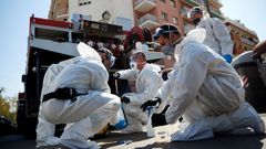 Efectivos de la Unidad Militar de Emergencias (UME) iniciando las tareas de desinfeccin del centro de menores La Dida, en Badalona (Barcelona)