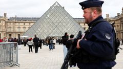 La vigilancia sigue en el Louvre
