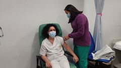 Empiezan a vacunar contra el covid a los sanitarios del Chuac