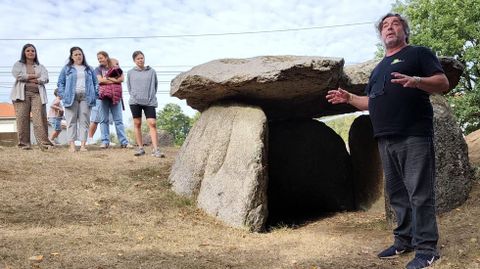 El arque�logo �ngel Concheiro, durante una de las visitas guiadas al dolmen de Cabaleiros, en Tordoia