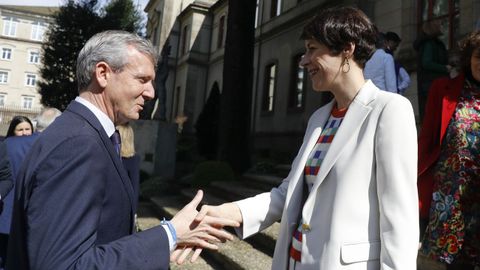 Alfonso Rueda saludando a Ana Pontn, en el acceso principal al Parlamento de Galicia.