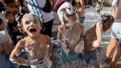 El D�a do Neno llen� ayer Ribadeo de diversi�n, en la imagen la fiesta de la espuma