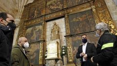El delegado territorial de la Xunta, Gonzalo Trenor (segundo por la derecha), en su visita de ayer al templo
