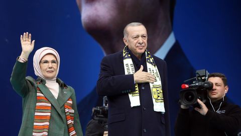 El presidente  Erdogan y su mujer saludan a sus seguidores este lunes durante un mitinen Ankara. 