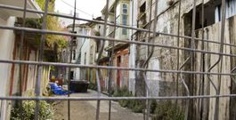 La calle Carmen Curuxeiras, epicentro de la ruina en el barrio de Ferrol Vello, el m�s afectado por el deterioro de edificios. 