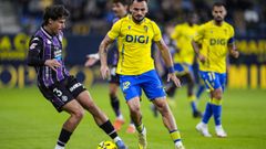 Guille Bueno y Tabatadze, en un lance del Cdiz-Valladolid