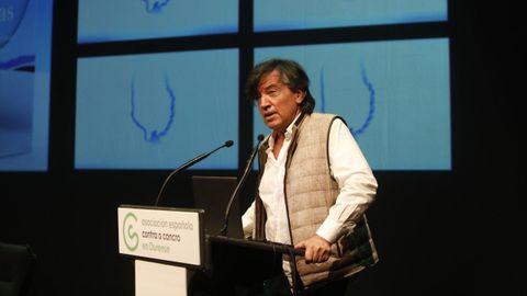 Carlos L�pez-Ot�n, catedr�tico de Bioqu�mica y Biolog�a Molecular de la Universidad de Oviedo.