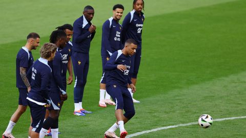 El jugador junto a sus compaeros de seleccin, durante la sesin de entrenamiento.