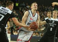 El equipo santiagu�s desapareci� en el segundo cuarto y el Bilbao le hizo mucho da�o con un juego exterior muy efectivo. 