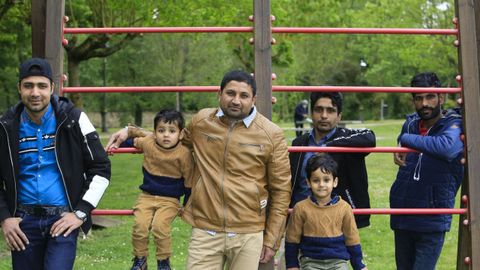 Pakistanes residentes en Sarria, algunos de ellos en proceso de regularizar totalmente su situacin