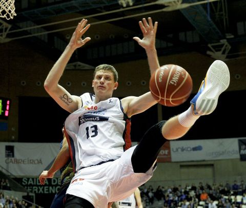 Pustovyi deja su sello en los tapones. 