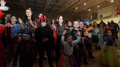 FESTIVAL DE DISFRACES EN EL PABELLON DE A CACHADA