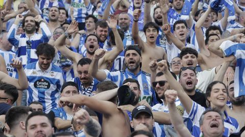 Los aficionados del D&eacute;por celebran el ascenso en el Jos&eacute; Zorrilla.