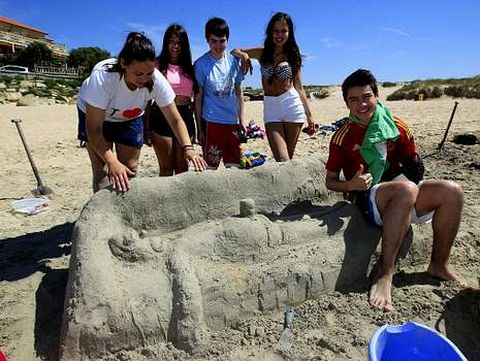 Los chavales tuvieron que acarretar la arena hasta la parte alta de la playa utilizando cubos y capachos y mojarla peridicamente para que tuviese la consistencia necesaria para poder ser modelada y construir conocidos personajes de animacin.