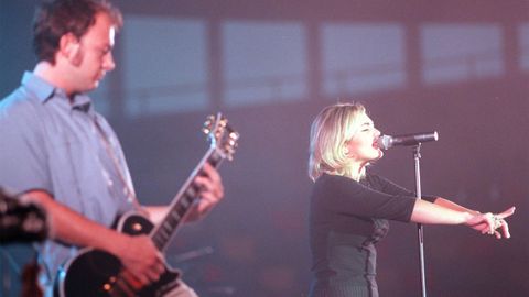 Pablo Benegas, que ya no formará parte de esta gira pero sigue en la banda, y Amaia Montero, en el concierto que ofreció La Oreja de Van Gogh en A Coruña en 1999.